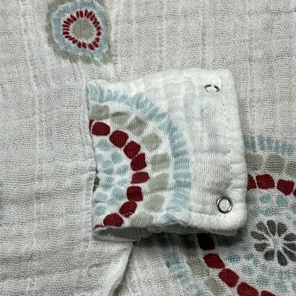 Aden + Anais muslin cover, snaps on car seat handle to drape over baby. - Picture 3 of 6